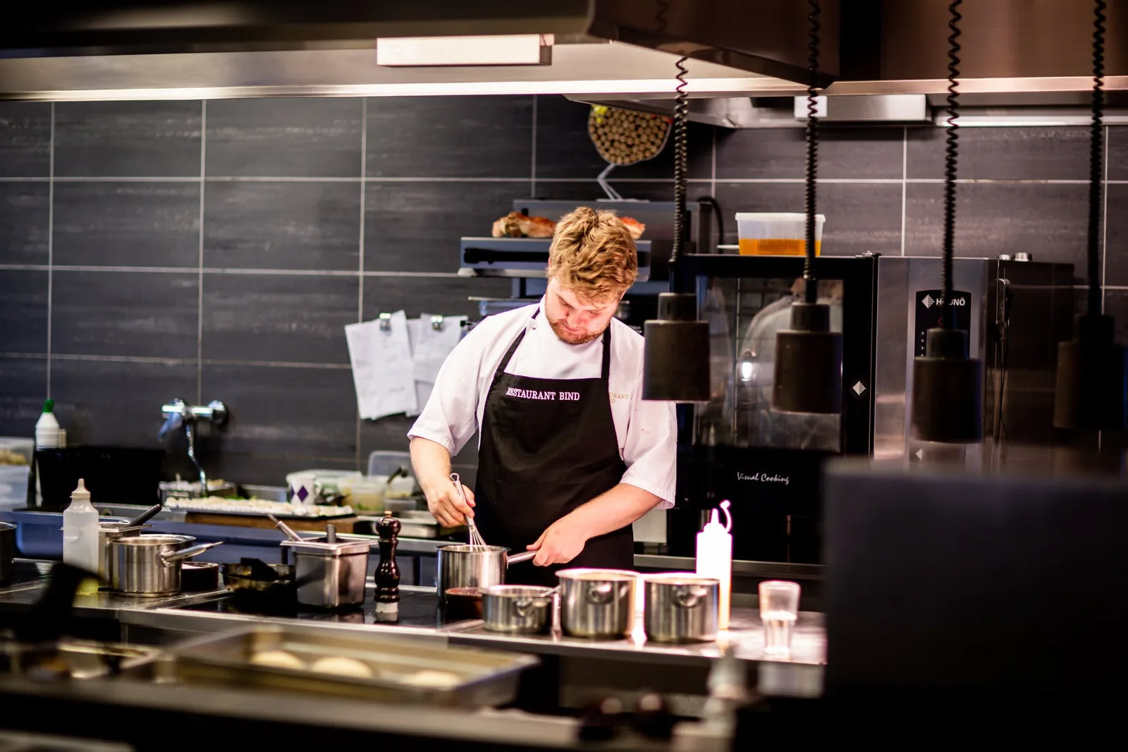 Aménager la cuisine avec une table en inox : une solution avantageuse